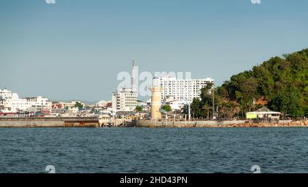 Ville de Pattaya vue panoramique depuis l'océan surplombant les bâtiments de la ville et les gratte-ciels avec de beaux ciel bleu d'été et des mers calmes. Banque D'Images