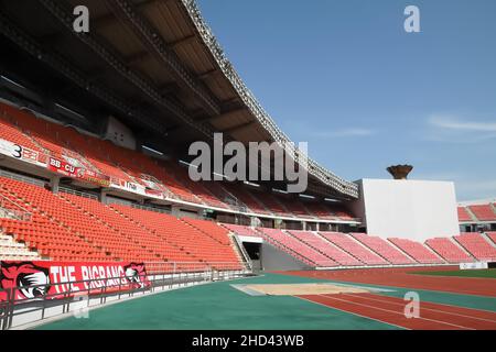 Stade national de Rajamangala avec aucune personne présente et sièges vides.Circuit de course et stade de football à Bangkok, Thaïlande. Banque D'Images