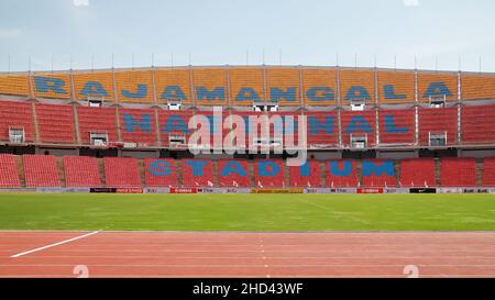 Stade national de Rajamangala avec aucune personne présente et sièges vides.Circuit de course et stade de football à Bangkok, Thaïlande. Banque D'Images