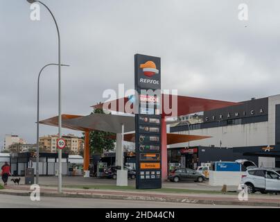 Felanitx, Espagne; décembre 07 2021: Station de service et de ravitaillement de la société Repsol avec clients, dans le parc industriel de Palma de Majorque Banque D'Images