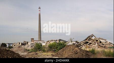 Panorama de la construction industrielle effondrée avec Smokestack. Banque D'Images