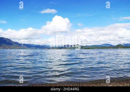 Vue panoramique sur le lac Lugu entouré de montagnes en Chine Banque D'Images