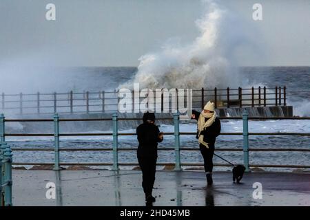 Morecambe, Lancashire, Royaume-Uni.3rd janvier 2022.Des vents forts ont fouetté de hautes vagues et des brise-roches en ce matin, le Tide élevé à Morecambe surmontant le Breakwater à Heysham crédit: PN News/Alay Live News Banque D'Images