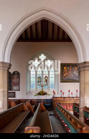 L'intérieur de l'église paroissiale de Saint Michael, Minehead, Somerset, Royaume-Uni montrant les magnifiques vitraux voûtés et les ragoûts dans le foregrou Banque D'Images