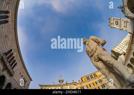 Udine, Italie.Janvier 2022.Une statue sur la place de la liberté dans le centre historique de la ville Banque D'Images