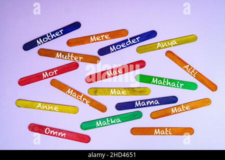 Quelques lamelles colorées avec le mot mère écrit dans différentes langues Banque D'Images