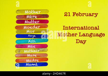 Quelques lamelles colorées avec le mot mère écrit dans différentes langues Banque D'Images