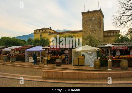 Riva Del Garda, Italie - décembre 23 2021.Le marché de Noël sur le front de mer de Riva Del Garda à Trentin-Haut-Adige, au nord-est de l'Italie Banque D'Images