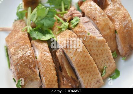 viande de canard bouillie dans une sauce au soja noir trempant une sauce chili épicée Banque D'Images