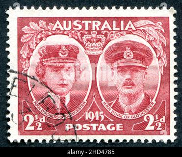 Un numéro de 1945 2 1/2D timbre-poste australien mettant en vedette le duc et la duchesse de Gloucester.Le prince Henry, duc de Gloucester, a été gouverneur général de l'Australie du 30 janvier 1945 au 11 mars 1947.Le timbre a été conçu et gravé par Frank D. Manley. Banque D'Images