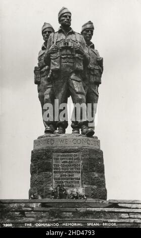 Carte postale d'époque intitulée "le Mémorial du Commando, pont Spean".Représentant le monument classé de catégorie A à Lochaber, en Écosse, dédié aux hommes des forces du Commando britannique originelles soulevées pendant la Seconde Guerre mondialeSitué à environ un kilomètre et demi du pont Spean, il surplombe les zones d'entraînement du dépôt d'entraînement Commando établi en 1942 au château d'Achnacarry.Il a été dévoilé en 1952 par la Reine mère.L'inscription se lit," United We Conquer - à la mémoire des officiers et des hommes des commandos qui sont morts dans la Seconde Guerre mondiale 1939–1945 - ce pays était leur terrain d'entraînement". Banque D'Images