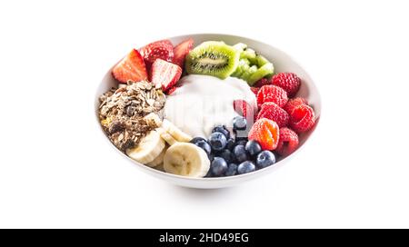 Bol de fruits et de yaourts avec céréales, kiwis, fraises, bananes, bleuets et framboises sur fond blanc isolé. Banque D'Images