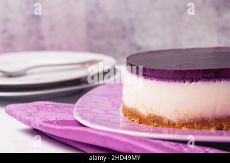 Cheesecake avec coulis de baies sur le dessus et sélectif foyer. Banque D'Images