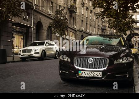 Kiev, Ukraine - 12 juin 2021 : SUV anglais blanc Bentley Bentayga et Jaguar XJ garés dans la ville Banque D'Images