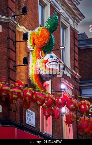 Décorations lunaires colorées du nouvel an dans un bâtiment du quartier de Londres en chine.Photo de haute qualité Banque D'Images