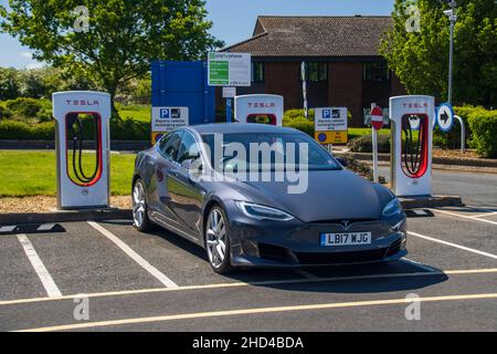 Grantham, Royaume-Uni - Mai 30th 2021: Tesla modèle 3 charge dans une zone de service de Gonerby Moor.Photo de haute qualité Banque D'Images