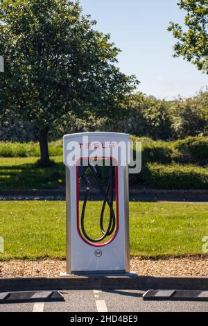 Grantham, Royaume-Uni - Mai 30th 2021: Le super chargeur Tesla à une station de service.Photo de haute qualité Banque D'Images