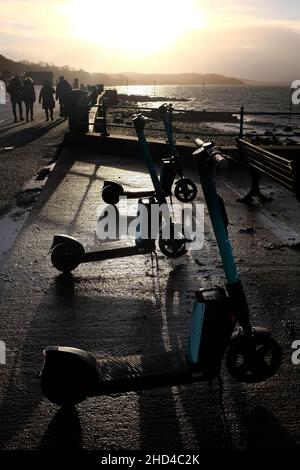 Beryl,batterie,e-scooter,e,plage,1,scooter,location,scooter,Gurnard,Ile de Wight,Angleterre,Grande-Bretagne,Grande-Bretagne,Royaume-Uni, Banque D'Images