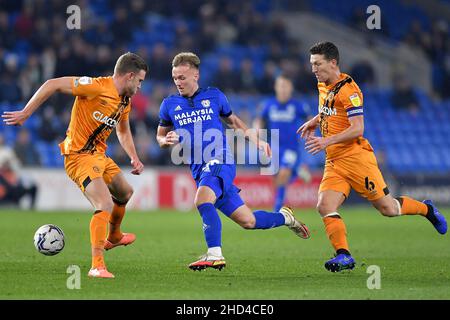 Isaak Davies de Cardiff City en action avec Richard Smallwood (R) et Callum Elder (L) de Hull City - Cardiff City / Hull City, Sky Bet Championship, Cardiff City Stadium, Cardiff, Royaume-Uni - 24th novembre 2021 usage éditorial exclusif - restrictions DataCo applicables Banque D'Images