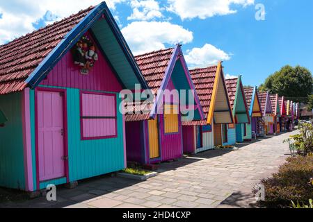 Huttes colorées à Canela, Rio Grande do Sul, Brésil Banque D'Images