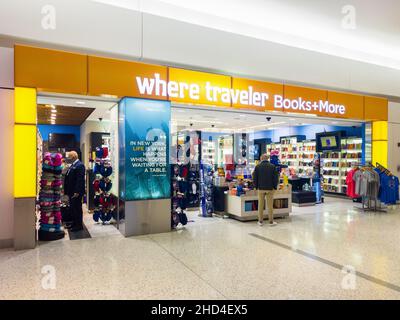 New York, Etats-Unis - 25 décembre 2021: Vue horizontale de là où Traveler Books + plus Librairie à l'intérieur du terminal 5 de l'aéroport John Kennedy avec les clients i Banque D'Images