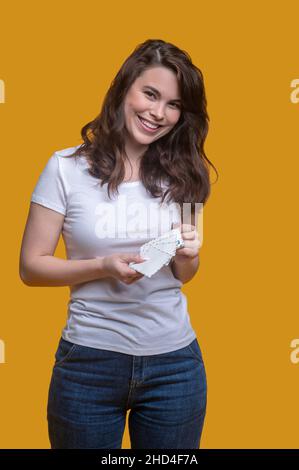 Joyeux femme mignonne posant pour l'appareil photo avant l'envoi Banque D'Images
