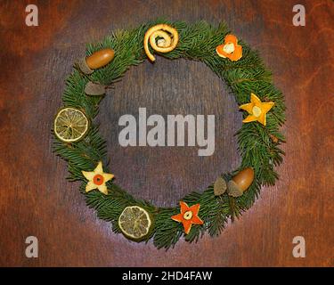 Couronne de Noël sur fond de bois.Agréable soirée d'hiver la veille de Noël.Belles décorations de Noël.Décoration de Noël écologique. Banque D'Images