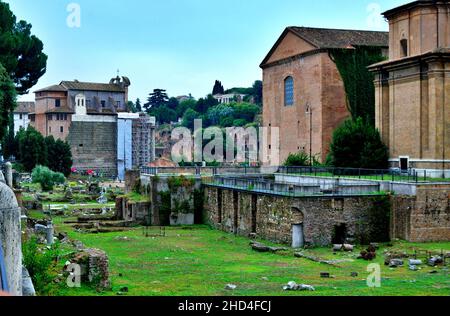 Vue sur une pelouse et un vaste site archéologique des bâtiments détruits à Pompéi, Campanie, Italie Banque D'Images