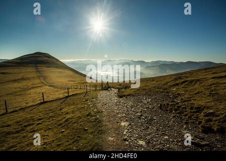 Vue sur Derwentwater depuis le col entre Skiddaw et Skiddaw Little Man, automne, le parc national de Lake District, Cumbria, Angleterre Banque D'Images