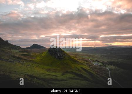 Vue aérienne du Quiraing et des environs de l'île de Skye, automne 2021 Banque D'Images