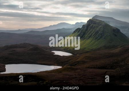 Vue aérienne du Quiraing et des environs de l'île de Skye, automne 2021 Banque D'Images