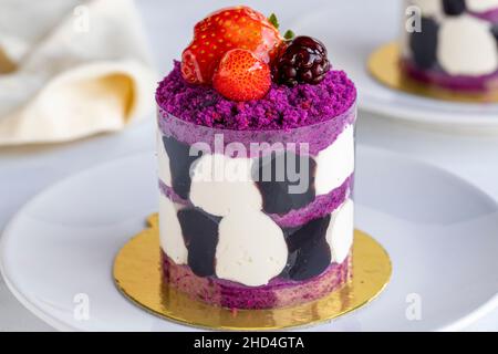 Mini-gâteau aux fruits de la forêt sur fond blanc.Gros plan.Vue horizontale Banque D'Images