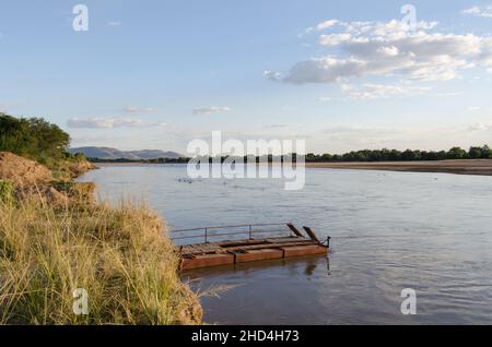 Un pont de corde au-dessus de la rivière Luangwa dans le parc national de Luangwa Sud, en Zambie Banque D'Images