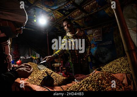 Tehatta, Inde.02nd janvier 2022.La prévalence de nouveaux cas d'omicron (COVID-19) dans le Bengale occidental augmente jour après jour, le gouvernement du Bengale occidental impose des restrictions aux résidents de l'État pour empêcher la troisième vague de coronavirus et chacun a été invité à rassembler interdit et à utiliser le masque assainisseur doit.Cette photo a été prise lors d'une foire d'hiver rurale annuelle à Tehatta, où, dans la plupart des cas, les règles ne sont pas suivies.(Photo de Soumyabrata Roy/Pacific Press/Sipa USA) crédit: SIPA USA/Alay Live News Banque D'Images