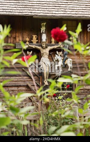 Forêt noire, Vogtsbauernhof, Allemagne: Crucifix historique à la ferme.(Musée en plein air de la Forêt-Noire Vogtsbauernhof) Banque D'Images