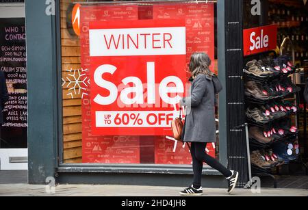 Brighton UK 3rd janvier 2022 - Shoppers étaient en vigueur à Brighton tirer le meilleur parti des ventes de janvier sur les vacances de banque lundi en Angleterre : crédit Simon Dack / Alamy Live News Banque D'Images