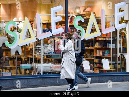 Brighton UK 3rd janvier 2022 - Shoppers étaient en vigueur à Brighton tirer le meilleur parti des ventes de janvier sur les vacances de banque lundi en Angleterre : crédit Simon Dack / Alamy Live News Banque D'Images