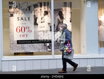 Brighton UK 3rd janvier 2022 - Shoppers étaient en vigueur à Brighton tirer le meilleur parti des ventes de janvier sur les vacances de banque lundi en Angleterre : crédit Simon Dack / Alamy Live News Banque D'Images