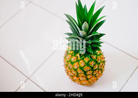 Vue en grand angle de MG3 délicieux fruits d'ananas entiers fraîchement cueillis mûrs sur fond blanc.Copier l'espace à gauche.Gros plan. Banque D'Images