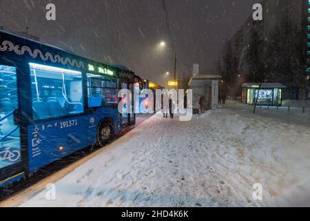 Moscou, Russie - 26 décembre 2021.Bus à l'arrêt pendant une chute de neige Banque D'Images