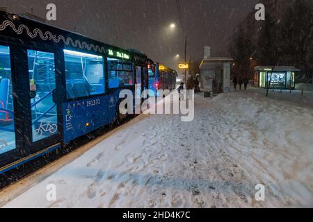 Moscou, Russie - 26 décembre 2021.Bus à l'arrêt pendant une chute de neige Banque D'Images