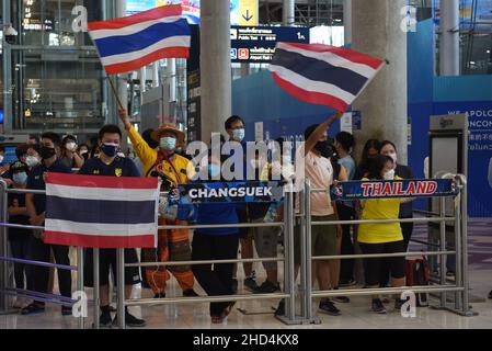 Province de Samut Prakan, Thaïlande.02nd janvier 2022.Le club de supporters attend d'accueillir l'équipe nationale de football de Thaïlande à l'aéroport de Suvarnabhumi, province de Samut Prakan, Thaïlande, le 02 janvier 2022, après avoir remporté avec succès le championnat 2020 de la Fédération de football de l'ANASE (coupe Suzuki AFF 2020).(Photo de Teera Noisakran/Pacific Press/Sipa USA) crédit: SIPA USA/Alay Live News Banque D'Images