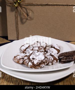 Biscuit au chocolat arrosé de sucre en poudre sur un plat blanc Banque D'Images