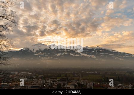 Vaduz, Liechtenstein, 14 décembre 2021 ciel coloré au-dessus de la ville en fin d'après-midi Banque D'Images