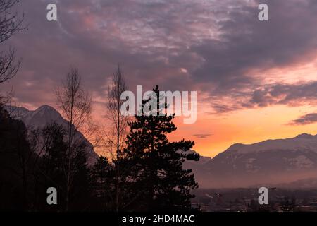 Vaduz, Liechtenstein, 14 décembre 2021 ciel coloré en fin d'après-midi après le coucher du soleil Banque D'Images