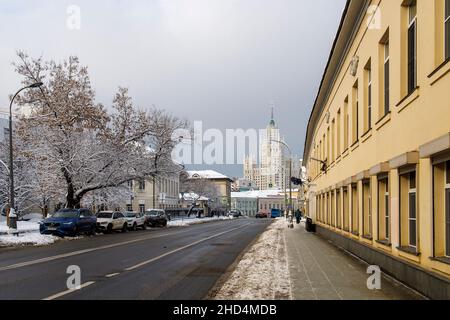 Moscou, Russie - 20 décembre 2021 , vue du gratte-ciel de Staline sur le remblai de Kotelnicheskaya depuis la rue Bolshaya Radishchevskaya Banque D'Images