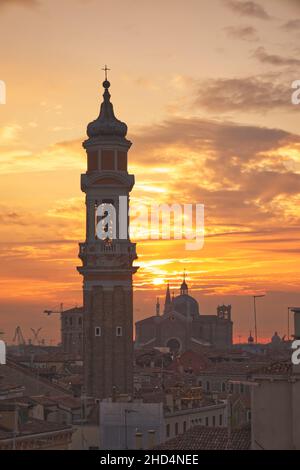 Vue sur les toits de Venise au lever du soleil avec clocher de l'église des Saints Apôtres du Christ en premier plan Banque D'Images