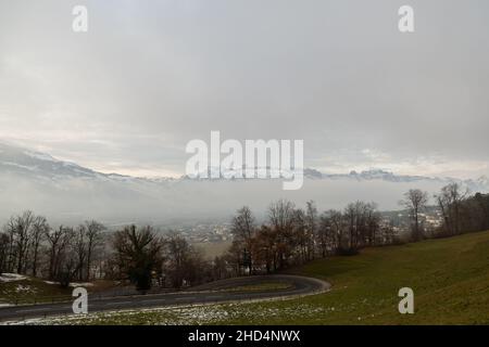Vaduz, Liechtenstein, 14 décembre 2021 vue sur la vallée du rhin par un jour brumeux et les alpes cachées Banque D'Images