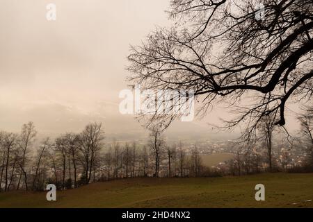 Vaduz, Liechtenstein, 14 décembre 2021 vue sur la vallée du rhin par un jour brumeux et les alpes cachées Banque D'Images