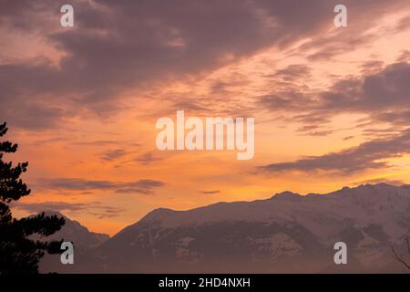 Vaduz, Liechtenstein, 14 décembre 2021 décor majestueux de nuages après le coucher du soleil sur les montagnes Banque D'Images